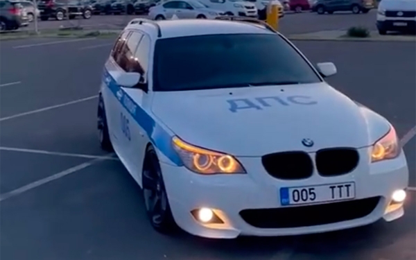 
            В Эстонии девушка раскрасила BMW в цвета российской ДПС. Ей грозит арест
        