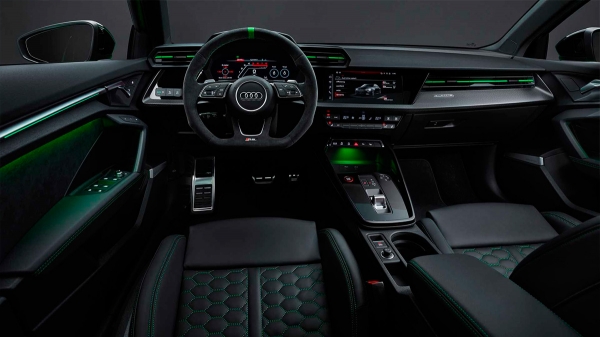 
            Audi представила новые хэтчбек и седан RS3 с 400-сильным мотором
        