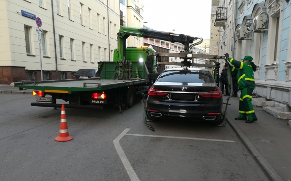 
            На штрафстоянки в Москве чаще других увозили BMW и Mercedes без номеров
        