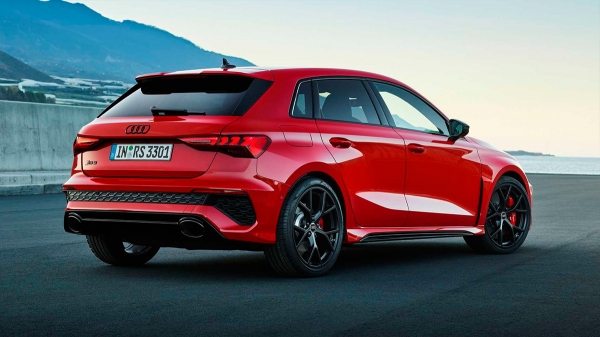 
            Audi представила новые хэтчбек и седан RS3 с 400-сильным мотором
        