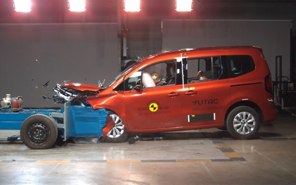 
            Opel Mokka и Renault Kangoo разбили на краш-тестах Euro NCAP. Видео
        
