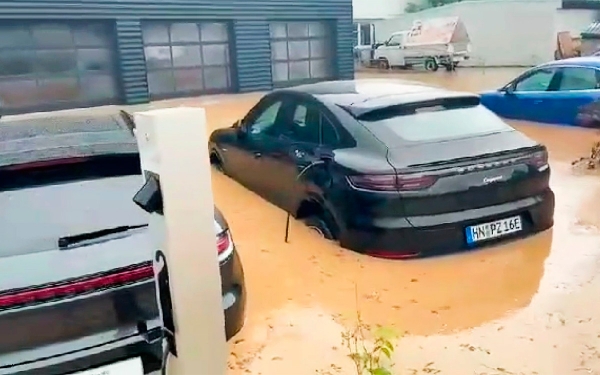 
            Автосалон с новыми Porsche затопило после наводнения. Видео
        
