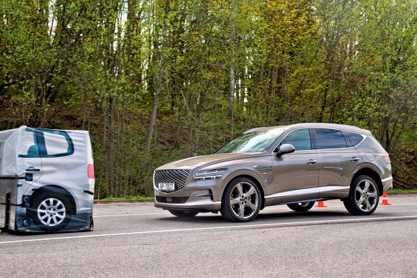 Дизельные Genesis GV80, BMW X5 и Volkswagen Touareg: как едут и как тормозят в обычном и автоматическом режиме?