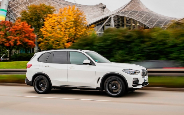
            BMW объявила о повышении цен на автомобили в России. Таблица
        