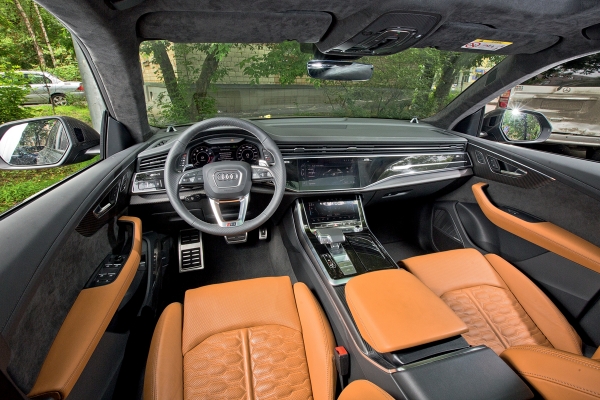 Плюсы и минусы 600-сильного кроссовера Audi RS Q8. Восемь вердиктов журналистов Авторевю и замеры на полигоне
