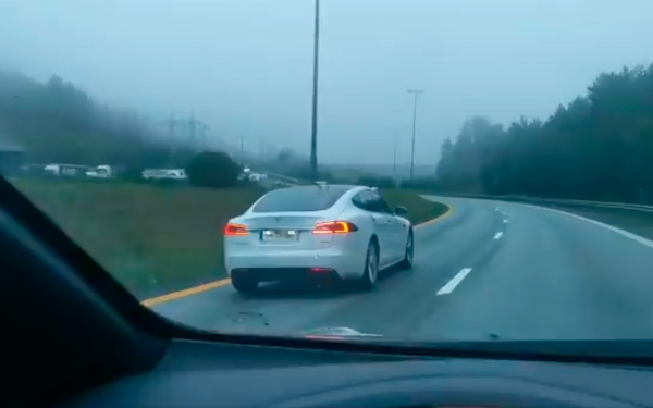 
            Пьяный водитель проехал спящим за рулем Tesla по скоростной трассе. Видео
        