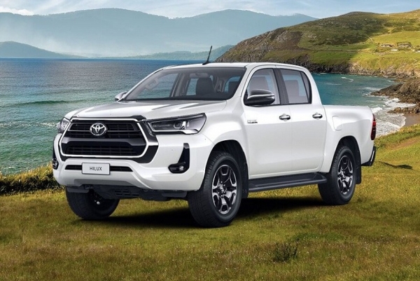 Пикап Toyota Hilux получил новую бензиновую топ-версию в России