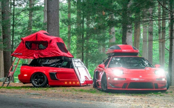 
            Разбитую Acura NSX превратили в туристический прицеп с палаткой. Видео
        