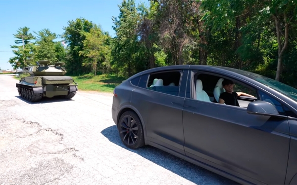 
            Видео: Tesla Model X и британский танк сыграли в перетягивание каната
        