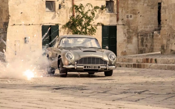 
            Машины из новой части о Джеймсе Бонде: Aston Martin, Land Rover и другие
        