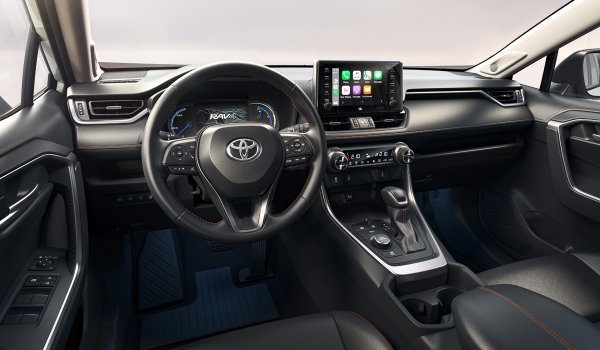 Toyota RAV4 обрела новые фары и расширенное оснащение