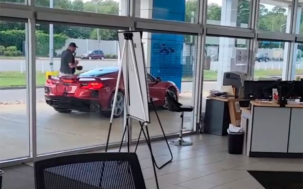 
            Американец угнал Chevrolet Corvette Stingray прямо из автосалона. Видео
        