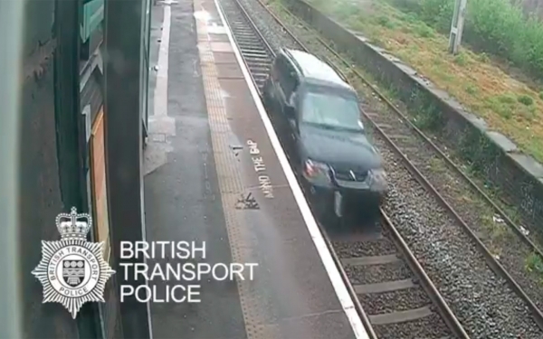 
            Британец на внедорожнике прокатился по ЖД-колее и попал в тюрьму. Видео
        