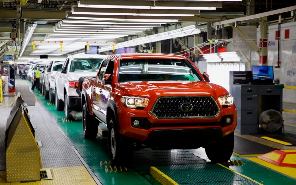 
            Toyota почти вполовину урежет производственный план в октябре
        