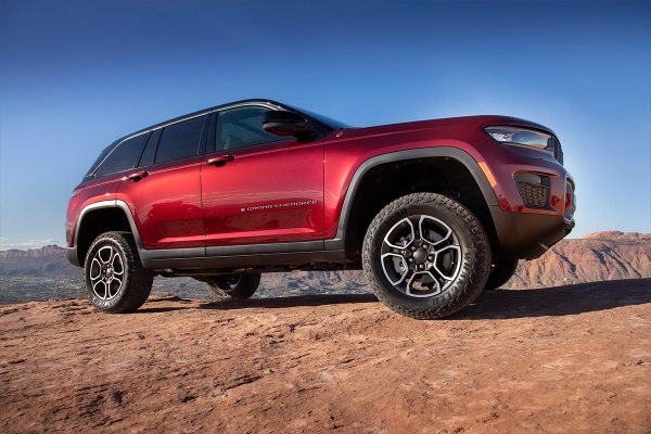
            Jeep представил новый Grand Cherokee. Внедорожник привезут в Россию
        