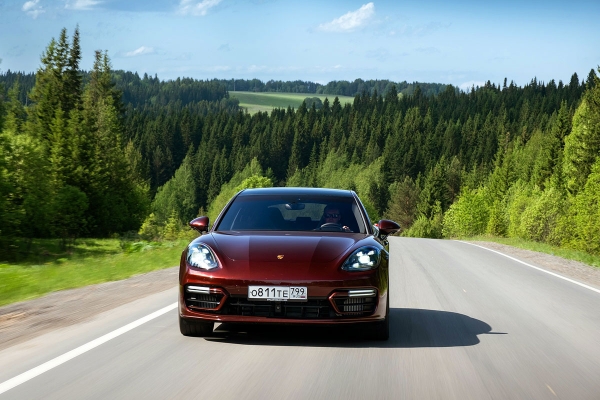 Porsche и Голованов: Panamera в Перми, 911 GTS в Италии или Taycan на парковке?