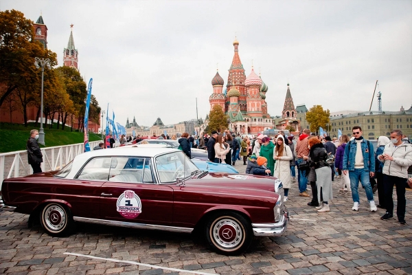 
            В Москве прошло ралли знаменитых автомобилей из 1990-х. Фото
        