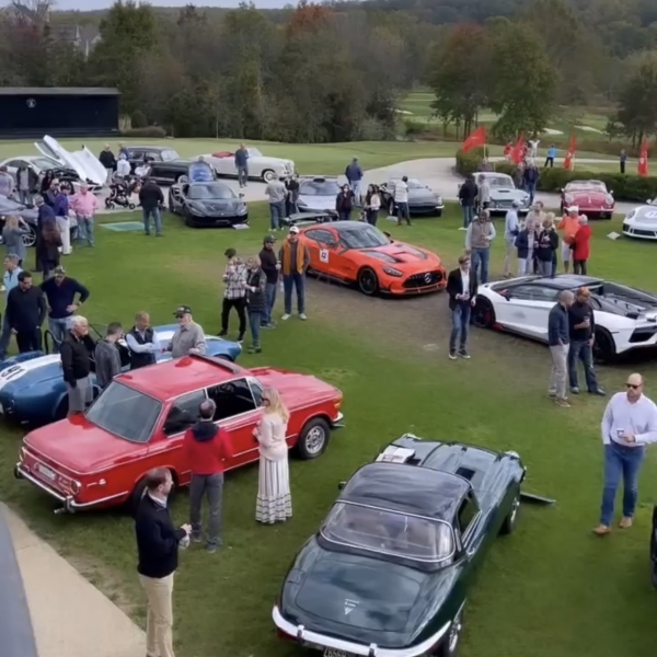 
            Ferrari, McLaren и другие культовые машины на выставке Creighton Farms
        