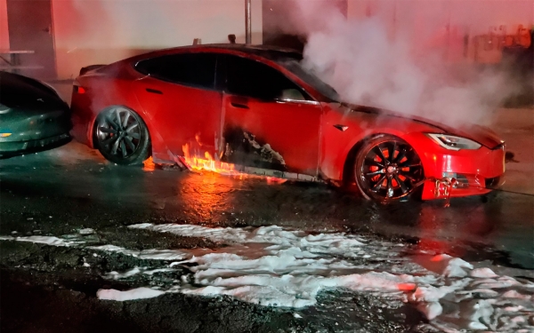 
            Электрокар Tesla Model S сгорел в сервисном центре. Фото
        