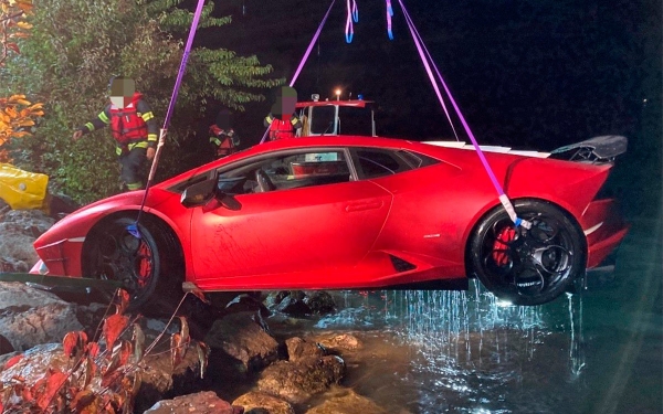 
            Водитель перепутал педали и утопил Lamborghini в озере. Фото
        