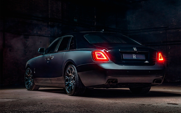 
            Rolls-Royce Ghost получил «самый черный в мире кузов» и 600-сильный мотор
        