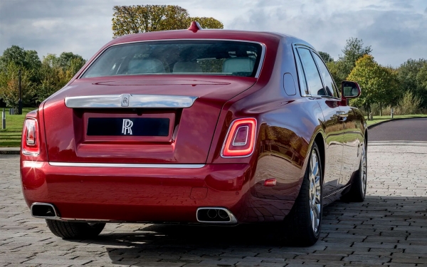 
            Rolls-Royce отзовет новые Phantom из-за проблем с камерой заднего вида
        