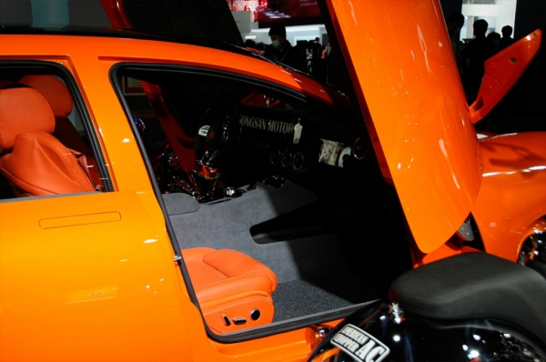
            Китайский производитель мотоциклов выпустил спорткар с «ламбо-дверьми»
        