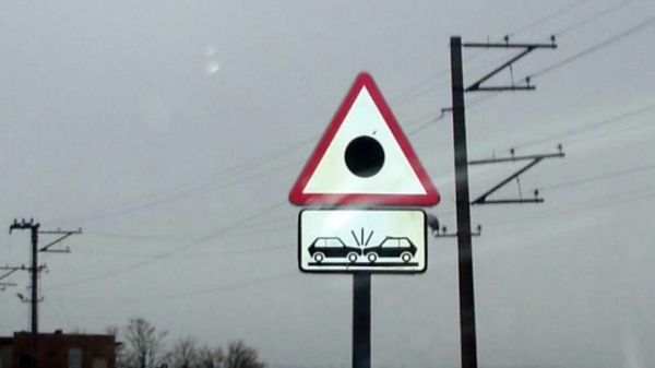 «Черная метка»: что означает новый знак на украинских дорогах