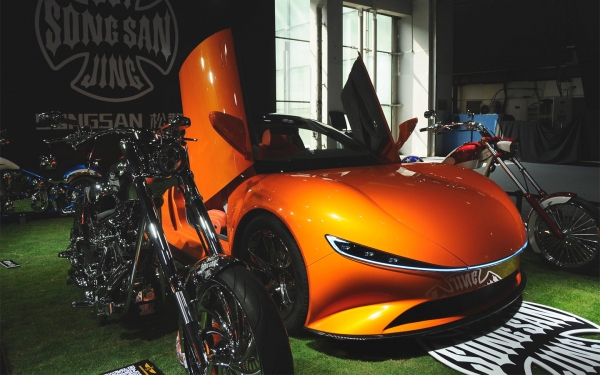 
            Китайский производитель мотоциклов выпустил спорткар с «ламбо-дверьми»
        