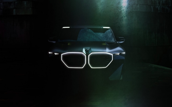 
            Светящиеся «ноздри» и 750 сил: первое фото предвестника BMW X8
        