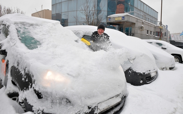
            Водителей просят очищать машины от снега перед поездкой. Почему это важно
        