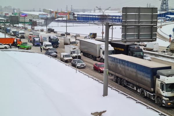 
            Машины застряли на зимнике, МКАД забуксовал: что творит непогода в России
        
