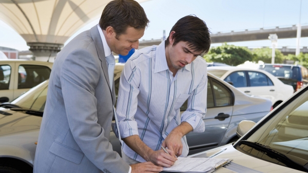 Как оформить сделку купли-продажи автомобиля с пробегом: юридические нюансы