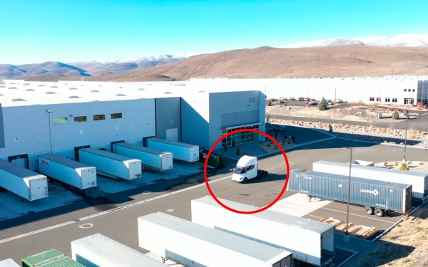 
            Испытания электрогрузовика Tesla Semi показали на видео с дронов
        