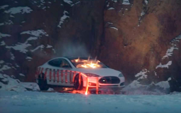 
            В Финляндии взорвали Tesla Model S с манекеном Илона Маска. Видео
        