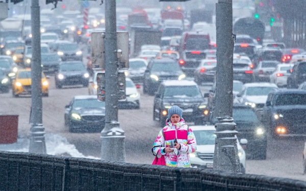 
            В Москве водителей попросили не садиться за руль из-за дорожного коллапса
        