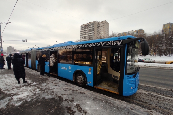 На сочлененном электробусе КАМАЗ по Москве: холодно!
