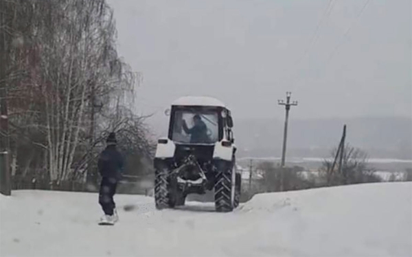 
            ГИБДД оштрафовала тракториста, катавшего приятеля на сноуборде по снегу
        