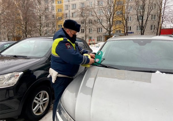 
            В Москве ГИБДД развесила на машинах водителей дорхенгеры. Что это такое
        