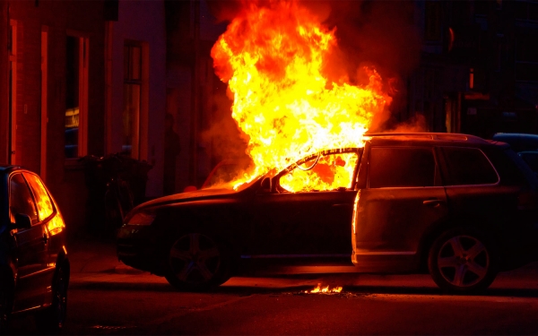 
            В Германии пьяный водитель фуры протаранил 30 машин и поджег дом
        