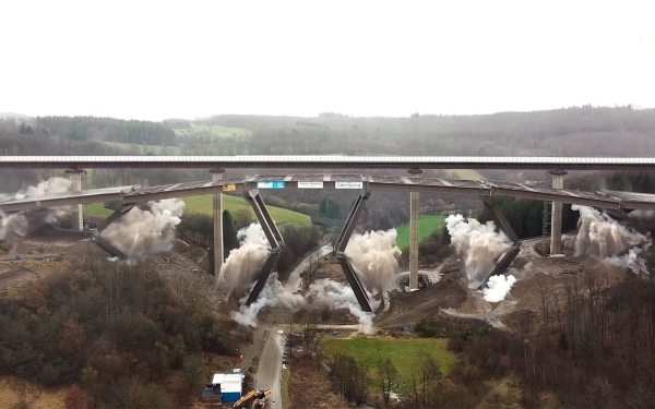 
            В Германии на обрушение моста автобана ушло 120 кг взрывчатки. Видео
        