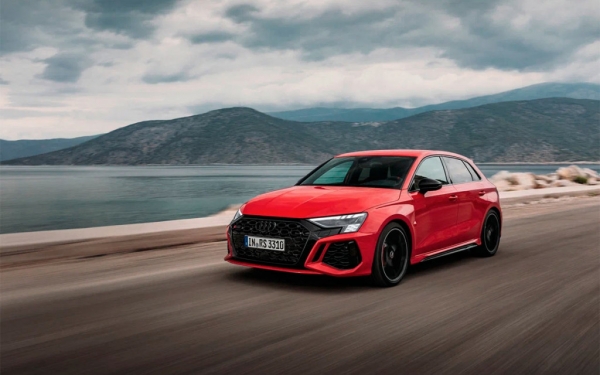 
            Audi назвала российские цены на хэтчбек и седан RS3 с 400-сильным мотором
        