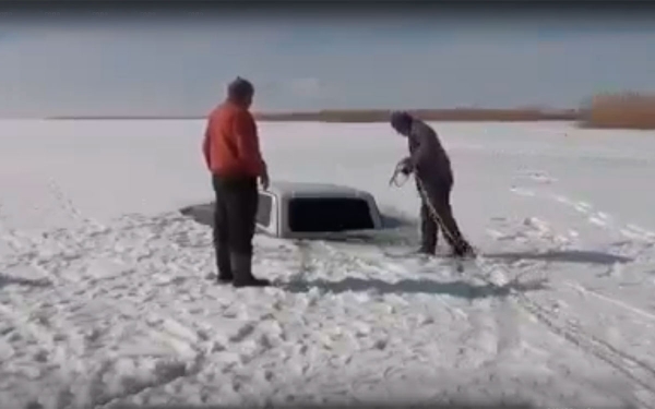 
            В Турции местные любители оффроуда утопили в озере Lada Niva. Видео
        