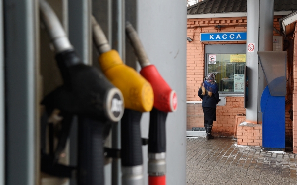 
            Нефть за $90, но цены на бензин не меняются: как это возможно?
        