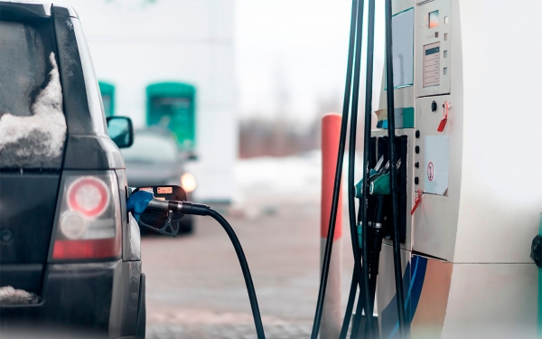
            В России начал дешеветь бензин на заправках
        