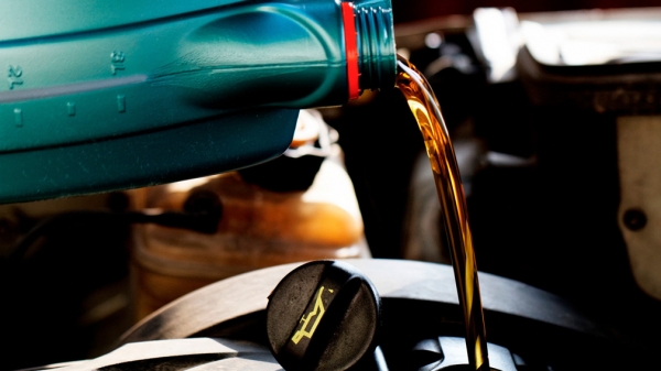 Как лучше менять моторное масло: через щуп или сливное отверстие в картере