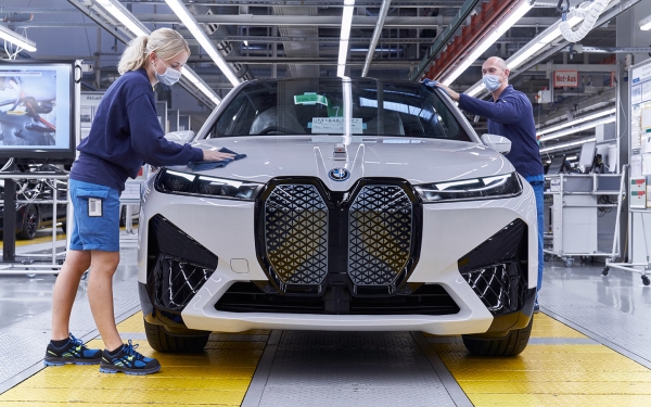 
            BMW остановит завод в Баварии из-за нехватки запчастей с Украины
        