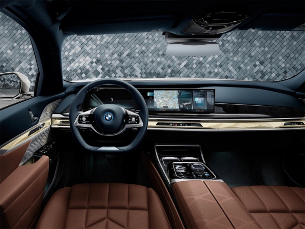 
            Новая BMW 7-Series получила первую спецверсию с 31,3-дюймовым 8К-экраном
        