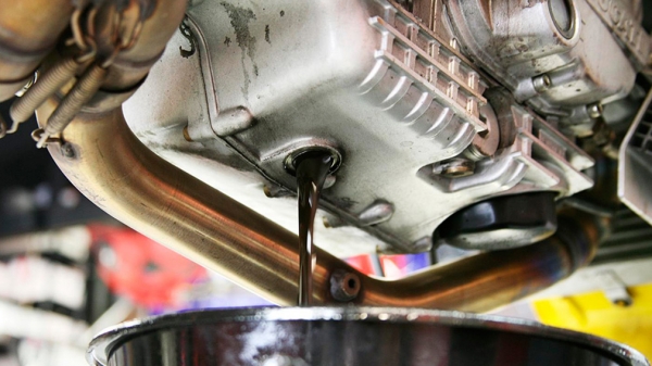 Как лучше менять моторное масло: через щуп или сливное отверстие в картере