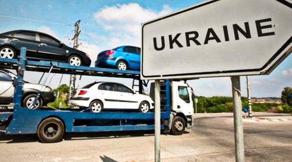 Зеленский подписал закон о «нулевой растаможке» автомобилей: что это означает
